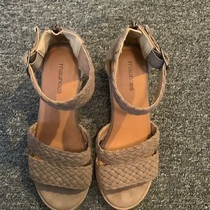 Sandals with heel